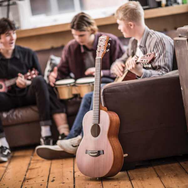 Chord Sapele Compact Travel-Sized Acoustic Guitar - Promo 2