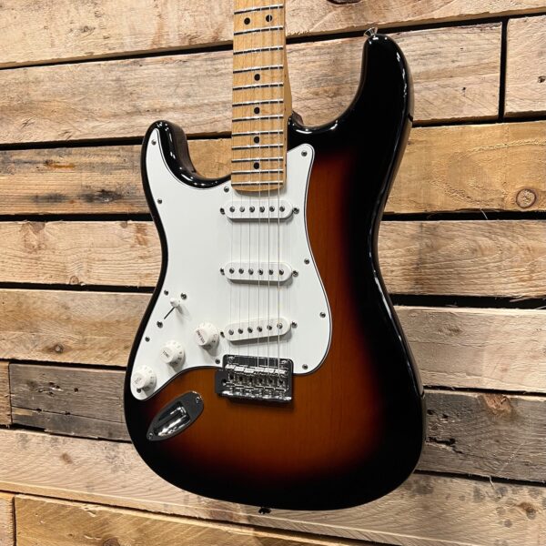 Fender Player Stratocaster Left-Handed (Pre-Owned) - 3-Colour Sunburst - Angle 2