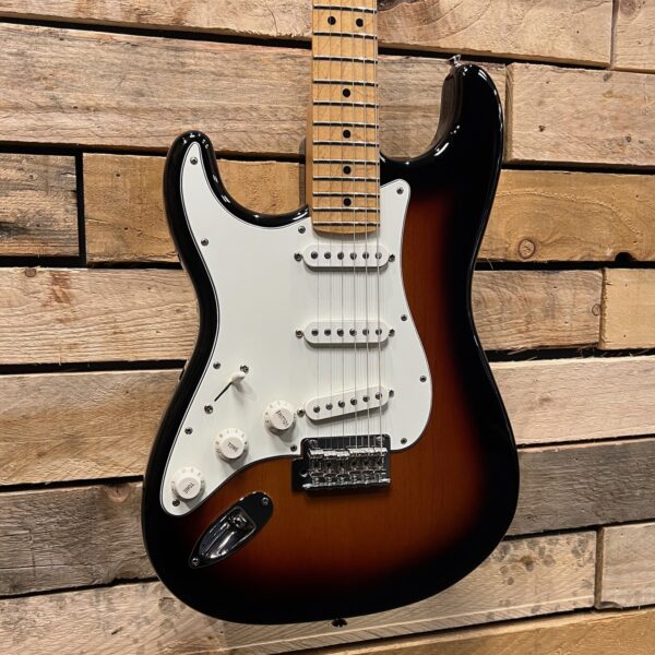 Fender Player Stratocaster Left-Handed (Pre-Owned) - 3-Colour Sunburst - Angle